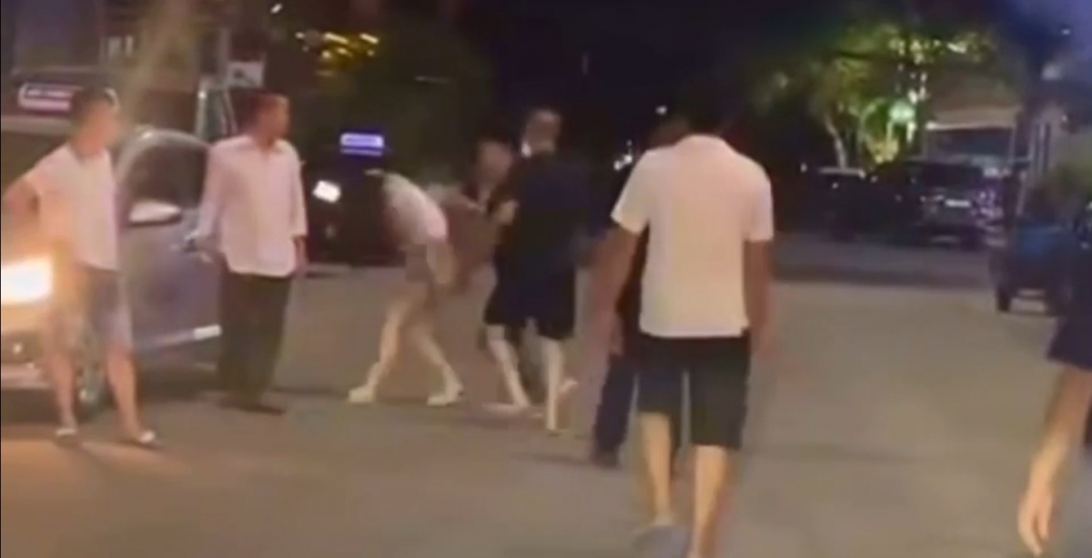 Xác minh thông tin nhóm người hành hung phụ nữ trước quán karaoke